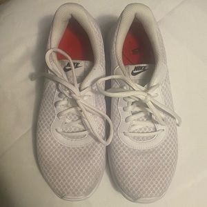 WOMEN'S NIKE TANJUN SUSTAINABLE SNEAKERS. Lace-up, Size 7, Color: White